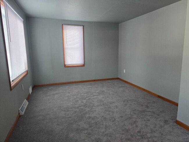 Foto del edificio - VIDEOTOUR: 3-Bedroom Country home with Garage and more! PETS WELCOME