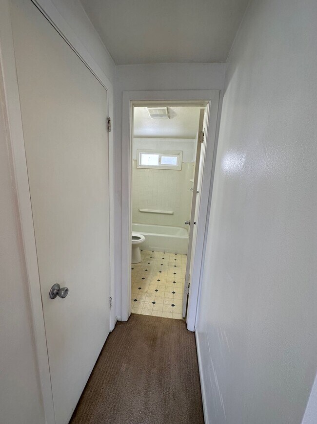 Building Photo - 547 Poole-2
