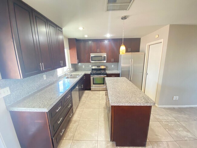 Building Photo - *GREAT 4 BEDROOM HOME WITH UPDATED TILE FL...