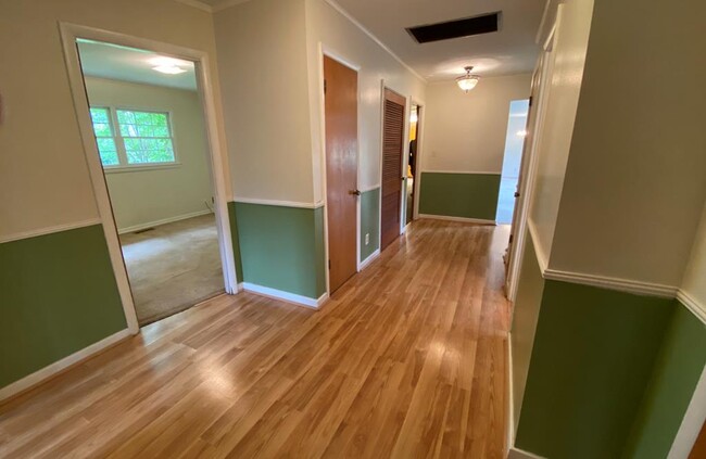 Building Photo - 140 Tuxedo Dr