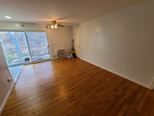 Building Photo - 1 Bedroom Condo at Farmington Village