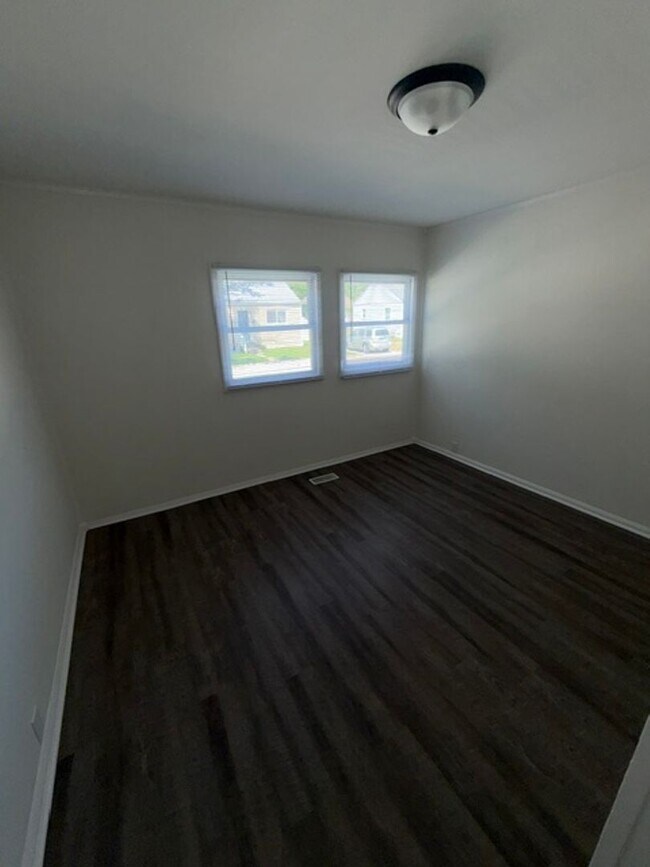 Foto del edificio - 2423-2425 North Kerth Avenue