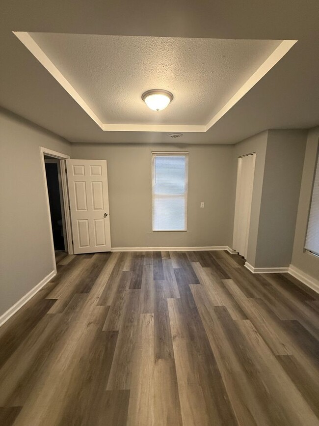 Building Photo - 406 S Oak St