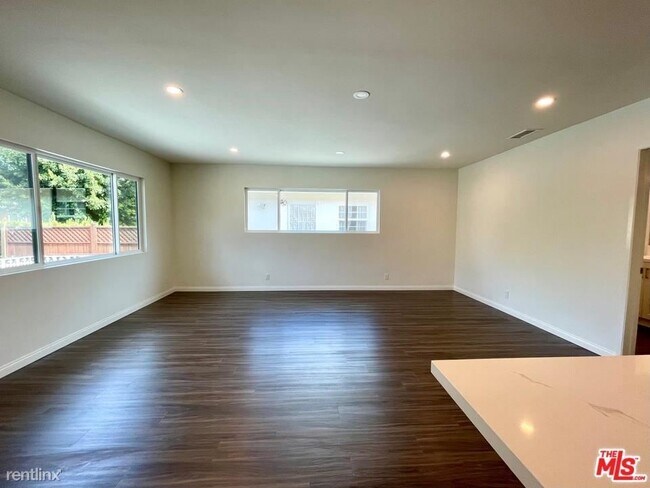Building Photo - 3 br, 2 bath Condo - 1635 Colby Ave Apt 1