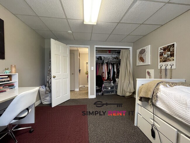 Foto del edificio - Large 3 Bedroom On Campus! Free Parking, Aug 1