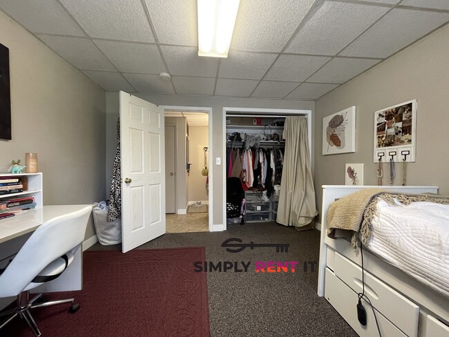 Foto del edificio - Tri-Plex, 2 and 3 Bedrooms On Campus! Avai...