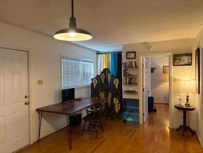 Building Photo - Fully furnished 1 bedroom 1 bath garage apartment