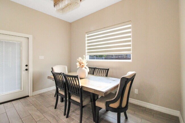 Foto del edificio - "Luxurious 4-Bed Oasis with Pool & 3.5 Baths in McAllen's Prime Locale!"