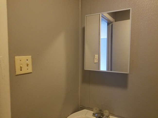 Building Photo - 902 Avenue EApartment 7 Ave