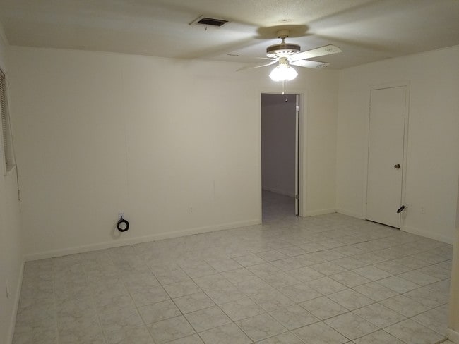 Den - 1404 Benton St