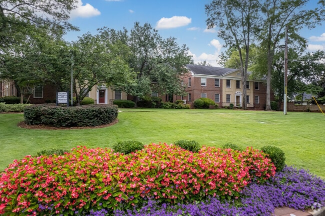 Building Photo - Hillcrest Apartments