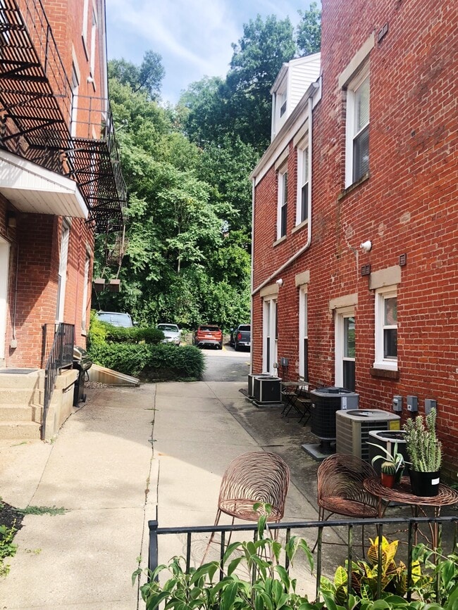 Área común y entrada segura al apartamento. - 2108 Fulton Ave