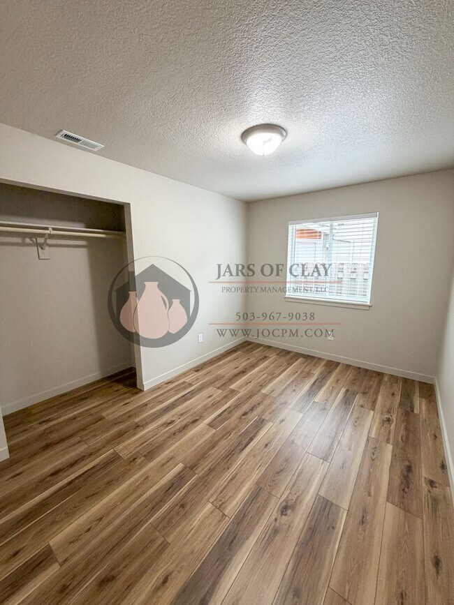 Foto del edificio - 1010/1012 NW Highlands Loop