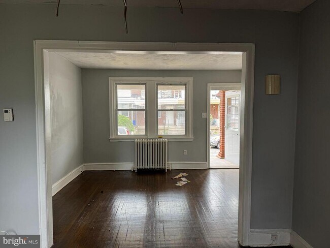 Building Photo - 160 Roselyn St