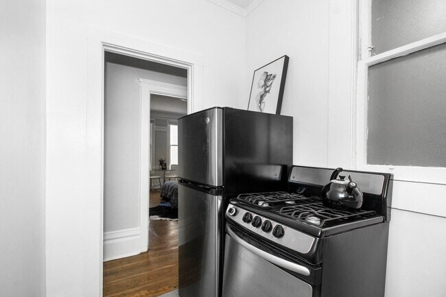 Interior Photo - 709 Geary
