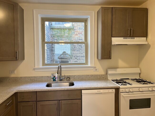 Foto del edificio - 2047-2049 W Berwyn Ave