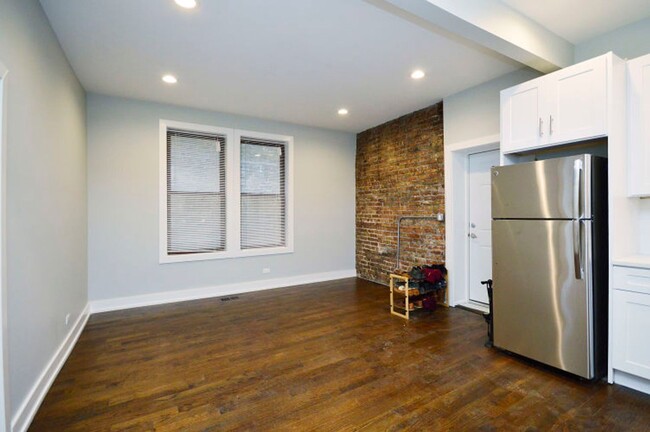 Building Photo - Cozy Renovated 1 Bedroom in West Town