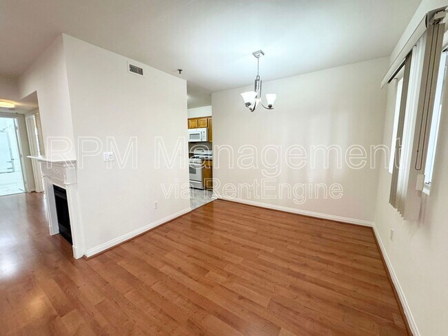Building Photo - 843 Hayworth Ave