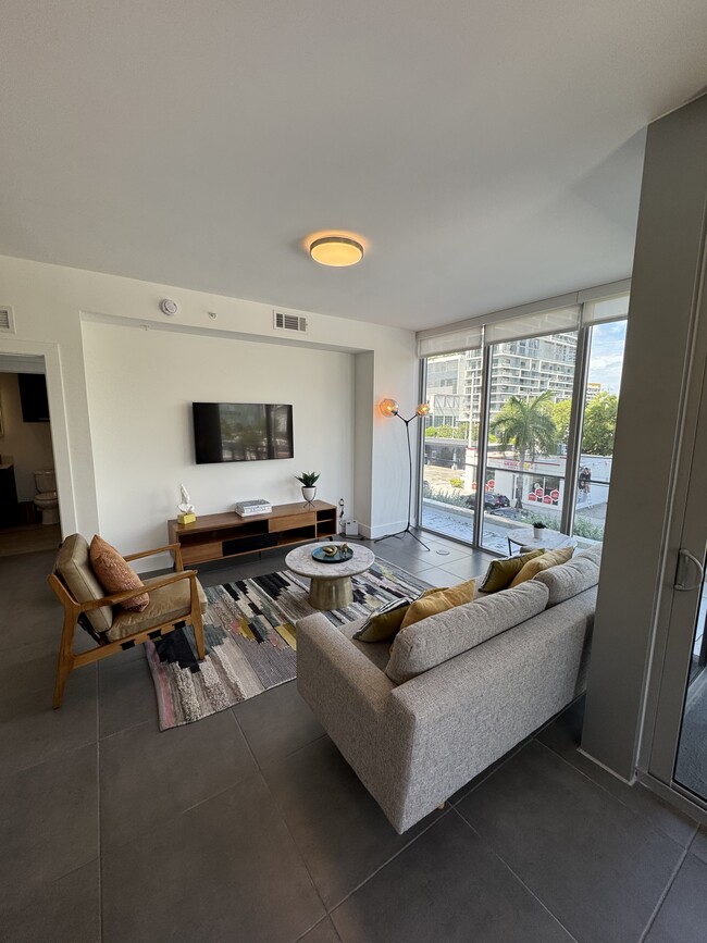 Building Photo - 405 NE 28th St