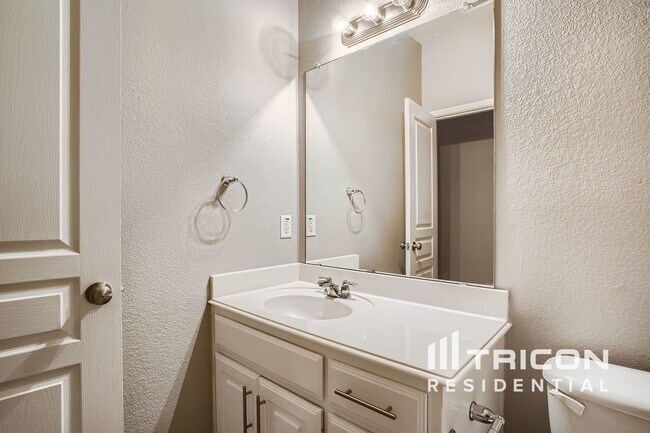 Foto del edificio - 305 Hidden Lake Ct