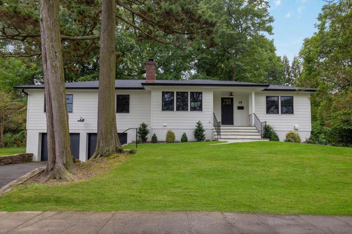 Primary Photo - 19 Midchester Ave