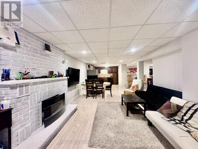 Building Photo - 2082 Burbank Dr