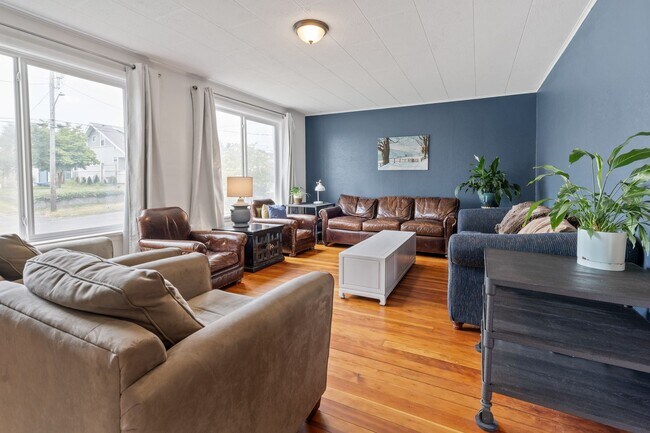 Foto del edificio - Spacious 4BR Turn-of-the-Century Charmer in the Heart of Bremerton!
