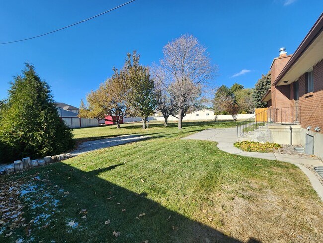 Building Photo - Unique home with very large backyard