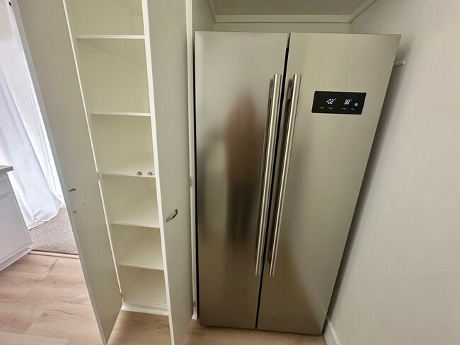 Refridgerator - 6315 Primrose Ave