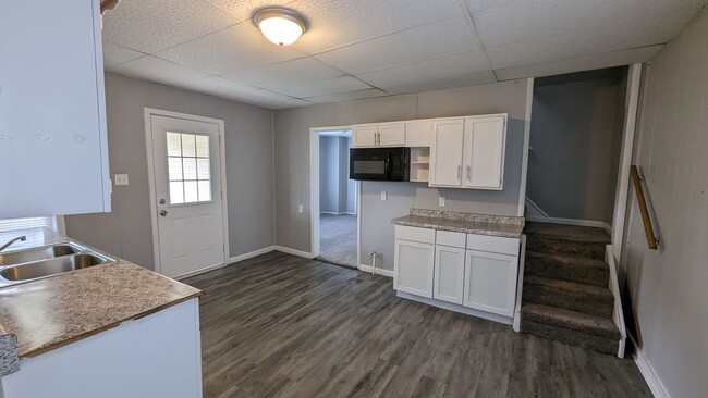 Foto del edificio - 5 Bedroom 2 Bathroom House!