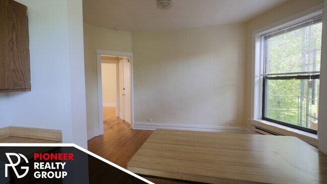 Building Photo - 428 W Belden Ave
