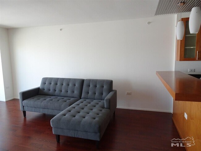 Foto del edificio - 255 N Sierra St