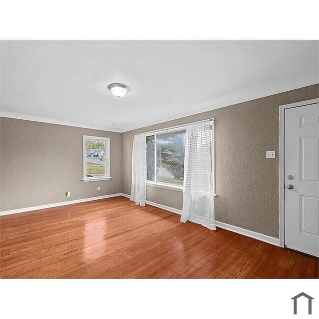 Foto del edificio - "Charming Updated  3 Bed, 1 Bath Home in B...