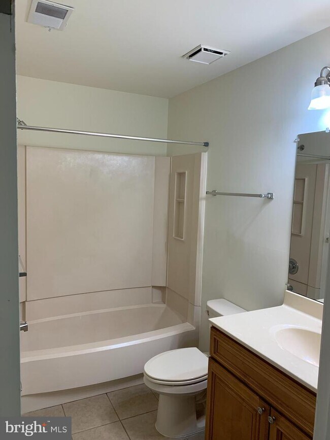 Building Photo - 257 Barclay Ct