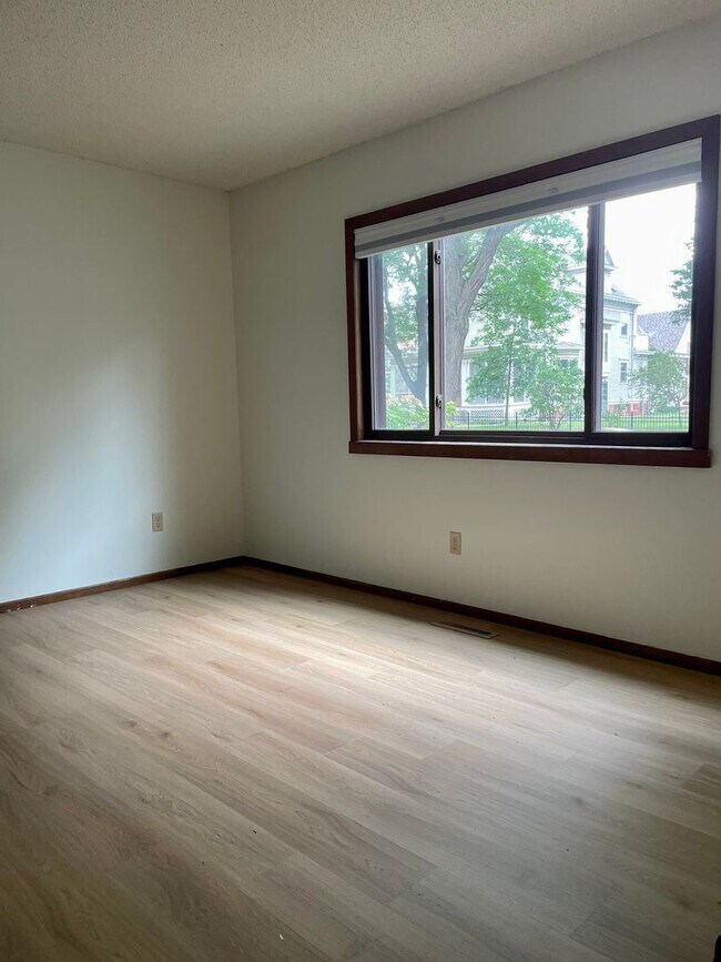 Building Photo - 2 br, 1 bath House - 2463 Elliot Ave