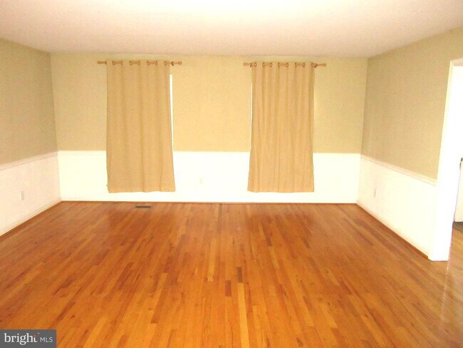 Building Photo - 201 Longmeadow Dr