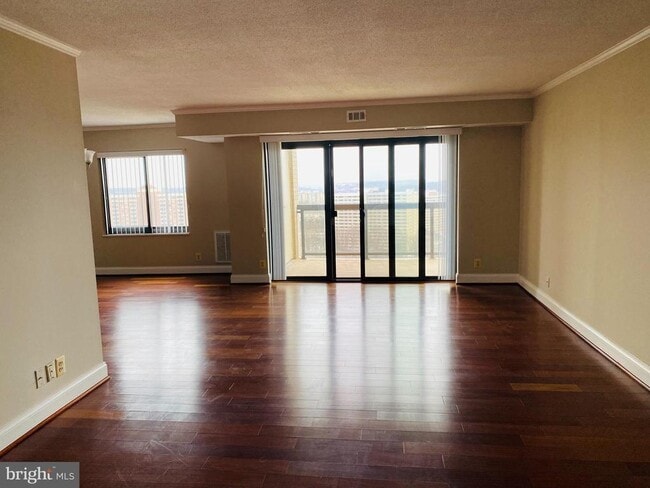 Building Photo - 205 Yoakum Pkwy