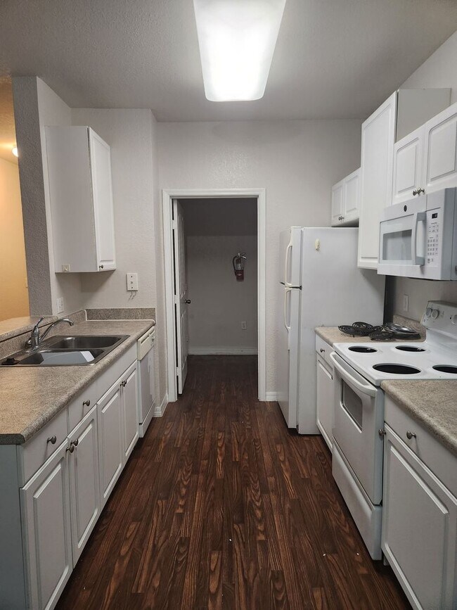 Building Photo - 1003