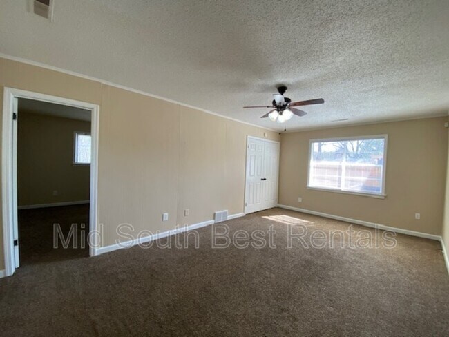 Building Photo - 1458 Russwood Rd