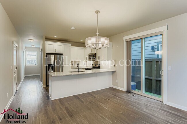 Foto del edificio - Now $2,395 + $150 Off for 3 Months — Limited Time !!! Bright and light 3 bedroom 2 bath home in H...