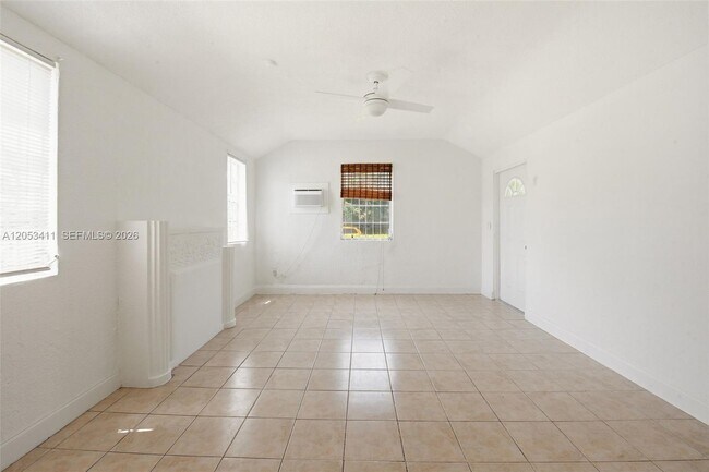 Foto del edificio - 14 NW 75th St
