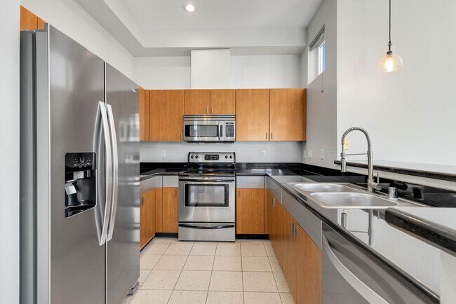 Foto del edificio - Kirkland Top Floor Large 1 BR+ 1 BA Condo with High Ceilings