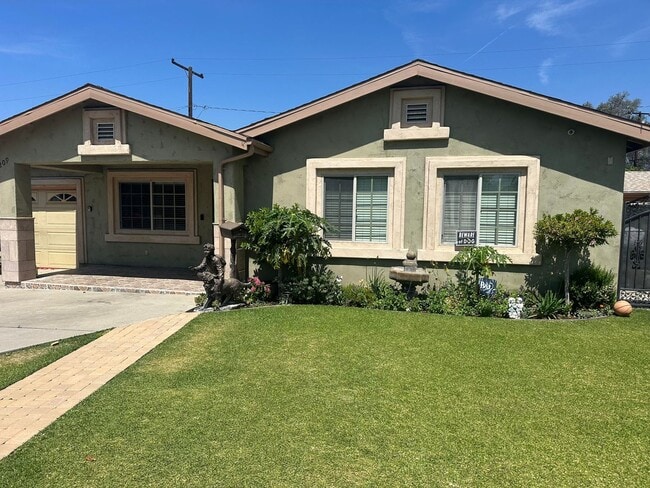 Building Photo - Wonderful 4-bed/3-bath gated home in Azusa.