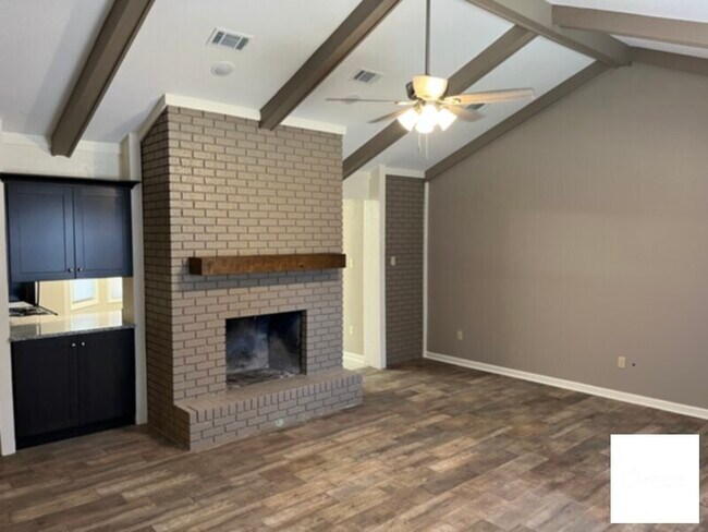 Foto del edificio - Renovated 3BR Home Close to MacArthur Jr High