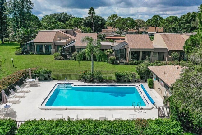 Foto del edificio - 5319 Myrtle Wood