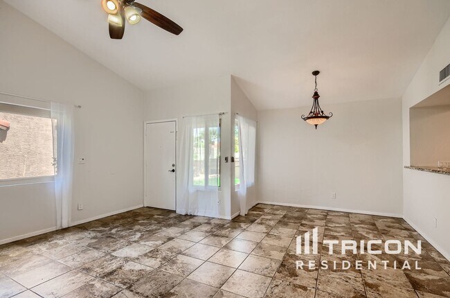 Foto del edificio - 2238 E Florian Ave