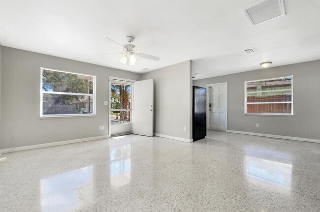 Building Photo - 1/1  Clearwater Duplex -  available now