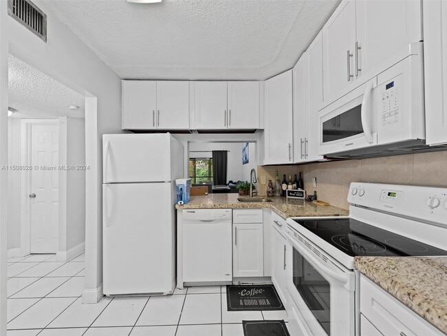 Building Photo - 3868 Carambola Cir N