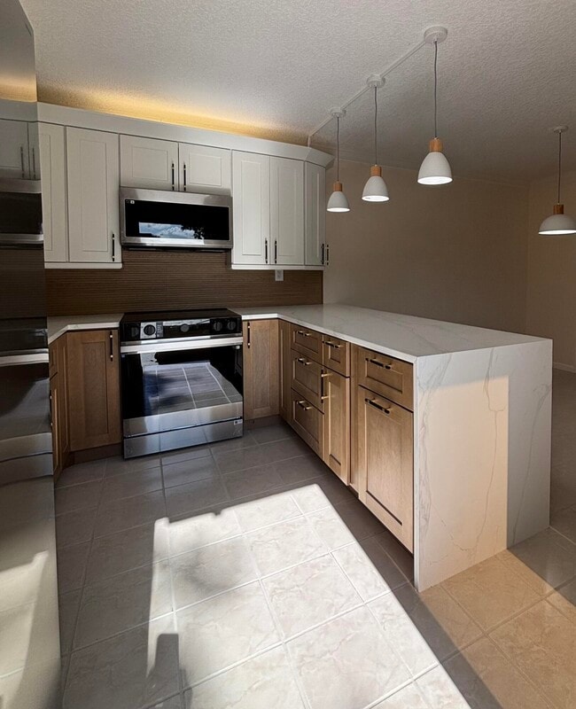 Building Photo - 1010 10th Ct