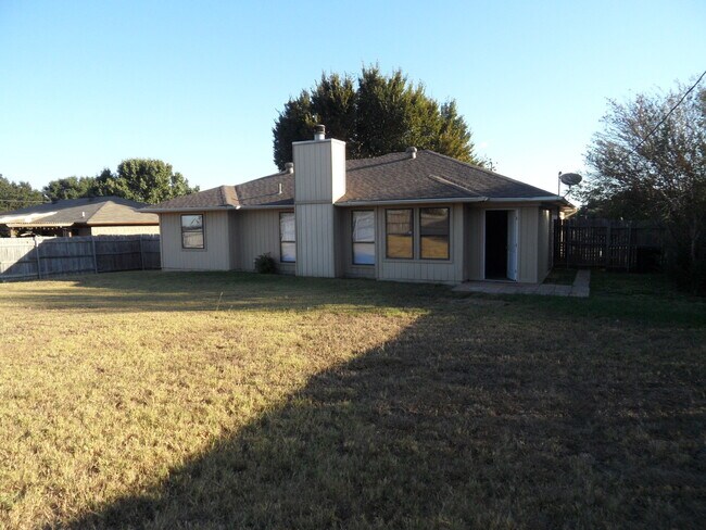 Foto del edificio - Cozy 3/2 Burleson Charmer | Wood-Burning Fireplace | 2-Car Garage | Pet-Friendly